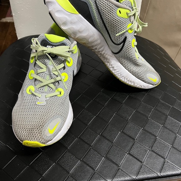 Nike size 10, grey colour with a touch of lemon green and black - Picture 4 of 7